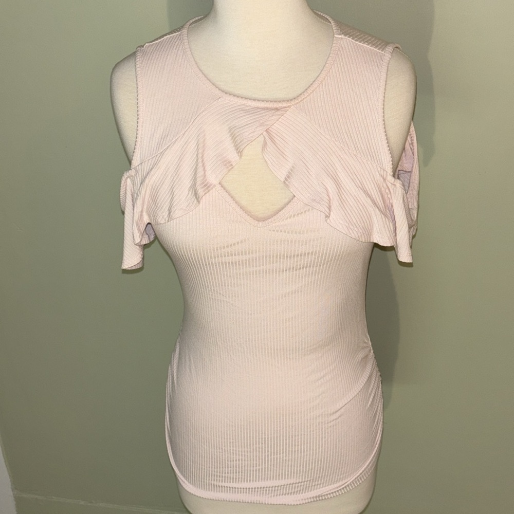 CANDIE’S light pink cold shoulder keyhole top with cinch sides in women’s XS - Picture 6 of 8